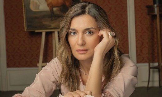 Η Ναυπλιώτου φοράει πουκάμισο, από την Ελληνίδα designer Themis Z