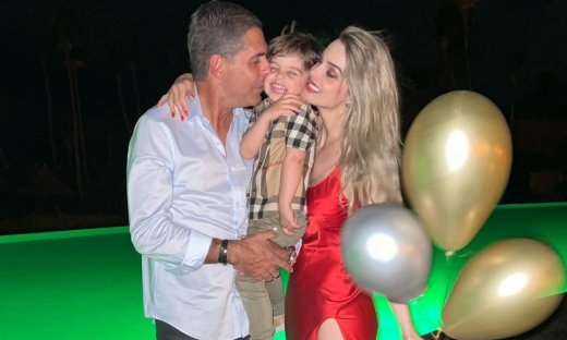 Η σπάνια πόζα του πρώην της Αθηνάς Ωνάση με τα τρία του παιδιά