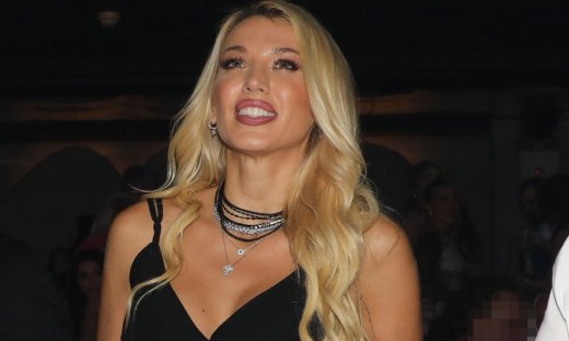 Σπυροπούλου: Βραδινή έξοδος με τον σύζυγό της! Η μεταλλική μίνι φούστα και τα ιδιαίτερα πέδιλα