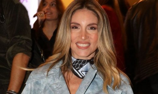 Την κοίταζε όλο το θέατρο: Η Αθηνά Οικονομάκου φόρεσε το τέλειο πανωφόρι «Πρώτη από εμάς»