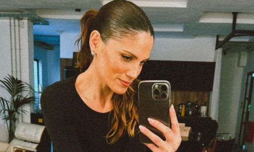 Στην πόζα της Μαίρης Συνατσάκη με το μίνι μαύρο φόρεμα, η ομοιότητα με τη Meghan Markle ήταν μεγάλη