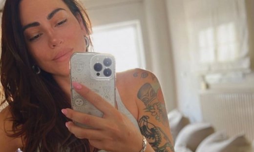 Η Ευρυδίκη Βαλαβάνη μάς έδειξε το σαλόνι της και την αλλαγή μετά από πολλά χρόνια