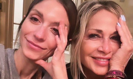 Η Σοφία Καρβέλα αποθέωσε την Άννα Βίσση ανεβάζοντας την απόλυτη φωτό της- Σαν αδερφές