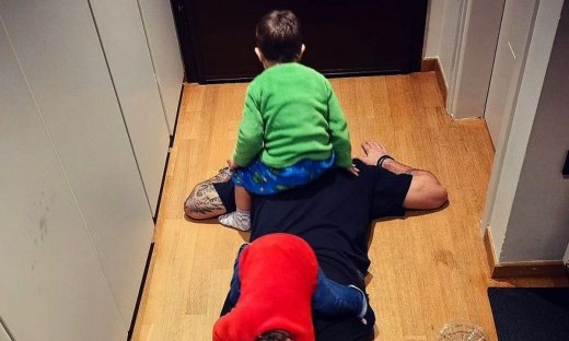 Στην πόζα του Πετρετζίκη με τα παιδιά του, ο σεφ απάντησε σε ένα αστείο σχόλιο