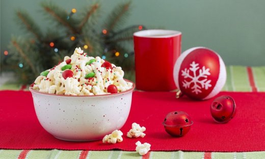 Φτιάξτε γλυκό popcorn με σοκολάτα και πολύχρωμα καραμελάκια