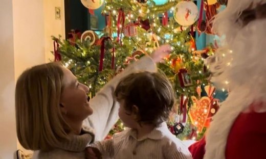 Ο Βασίλης Κικίλιας ντύθηκε Άγιος Βασίλης για τον 3χρονο πια γιο του