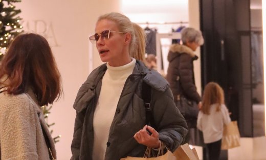 Ζέτα Μακρυπούλια: Ψώνια σε εμπορικό κέντρο με φίλη της - To comfort casual λουκ της που εντυπωσίασε