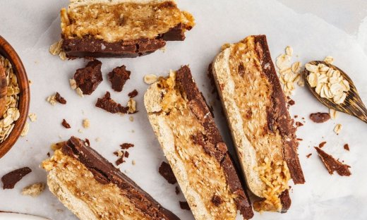 Σπιτικές μπάρες βρώμης με επικάλυψη μαύρης σοκολάτας
