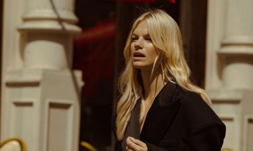 Μακριά curtain bangs: Το δημοφιλές κούρεμα της νέας χρονιάς ταιριάζει σε κάθε σχήμα προσώπου