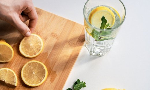 Νερό με λεμόνι: Ειδικός εξηγεί τα οφέλη για τον οργανισμό
