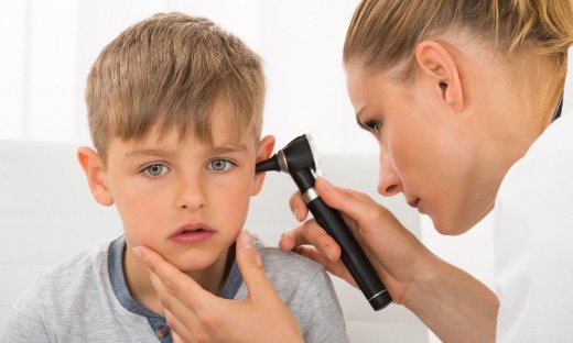 Ωίτιδες στα παιδιά: Πώς συνδέονται με τις αναπτυξιακές διαταραχές