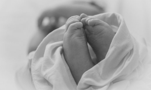 Μπροστά στα μάτια των παιδιών της σκότωσε η μητέρα το μωρό της