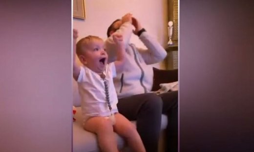 Αγοράκι βλέπει αγώνα και μιμείται τις αντιδράσεις του μπαμπά