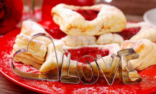 Καρδιές σφολιάτας με κρέμα και φράουλες