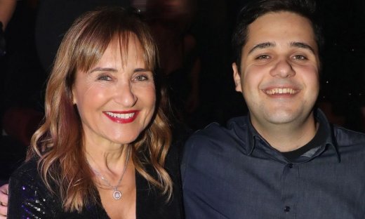 Η καστανή πια Μάρα Ζαχαρέα επέλεξε το ιδανικό mini μαύρο glitter φόρεμα στην έξοδο με τον γιο της