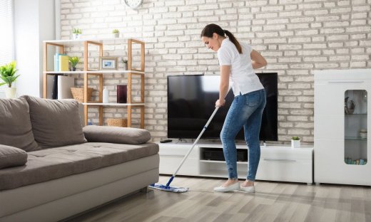 Τα λάθη που κάνετε όταν καθαρίζετε το ξύλινο πάτωμα