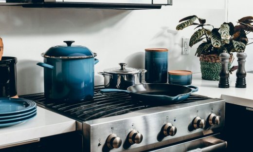 Πώς να καθαρίσεις τα βρώμικα ταψιά εύκολα και γρήγορα