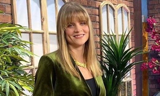 Οι φήμες για τη Δανάη Μιχαλάκη και τον ρόλο της στην Παραλία και η ανατροπή με τον πατέρα του Χάρι