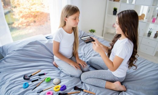 Μικρά κορίτσια και καλλυντικά - Η ανησυχία των ειδικών