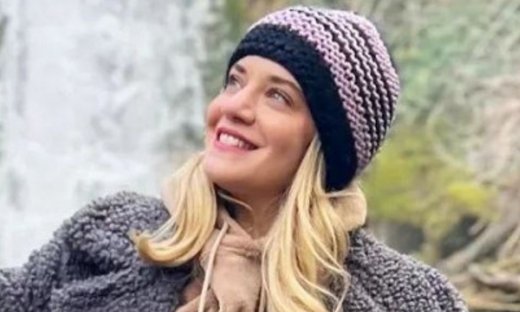 Η Τζένη Θεωνά φόρεσε το τέλειο παλτό που λάτρεψαν όλες οι Μαμά-δες αλλά και οι κόρες