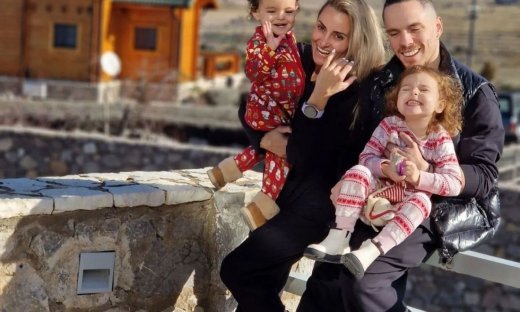 Η Μιλλούση παίρνει χρυσό μετάλλιο με τις κόρες της στο TikTok