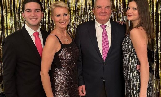 Καραμανλής junior: Η αδερφή και η θεία του στο θεατρικό του ξεκίνημα