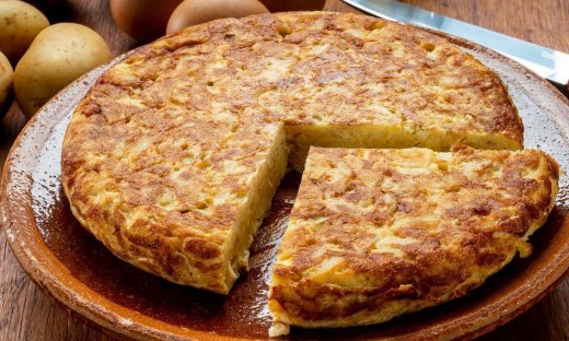Με 3 αβγά, 2 πατάτες και τυρί που λιώνει φτιάχνετε πατατόπιτα