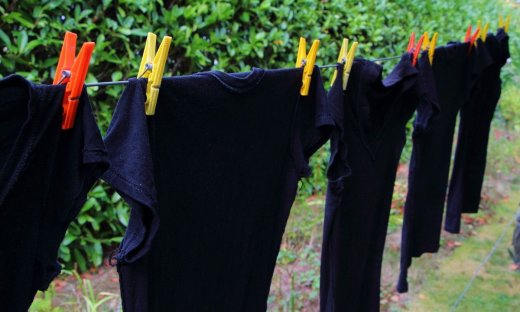 Συμβουλές για να μην ξεθωριάζουν τα μαύρα ρούχα