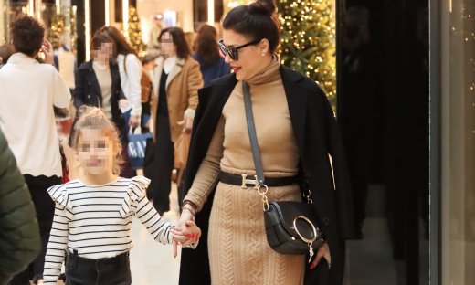 Σίσσυ Φειδά: Μαγνήτισε τα βλέμματα με το casual outfit της - Η σπάνια έξοδος με την κόρη της