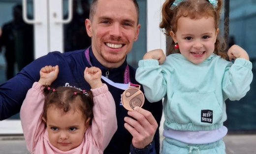 Λευτέρης Πετρούνιας: Η selfιe στο ασανσέρ με τη Λένια