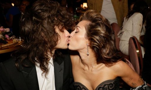 H Miley Cyrus έκανε το επόμενο βήμα στη σχέση της