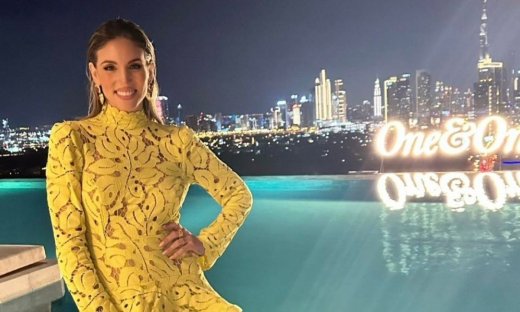 Η Αθηνά Οικονομάκου με κίτρινο φόρεμα στο Dubai
