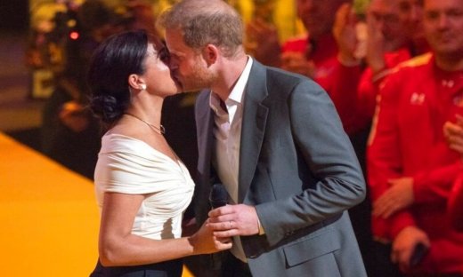 Όλες οι φορές που οι royals φιλήθηκαν δημόσια