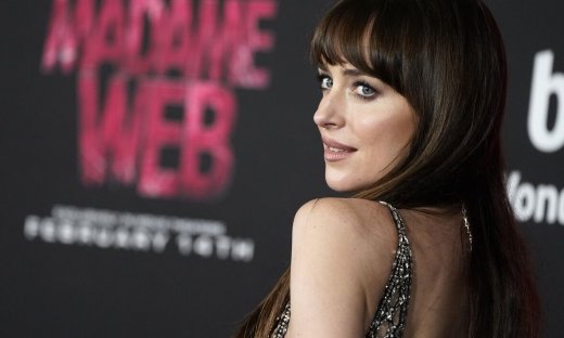 Σχεδόν γυμνή η πρωταγωνίστρια του 50 Αποχρώσεις του Γκρι