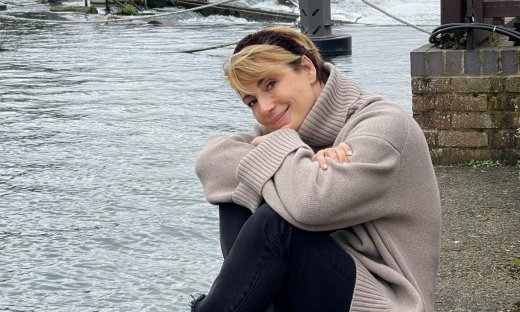 Ευδοκία Ρουμελιώτη: Αγκαλιά με τον γιο της στο κρεβάτι