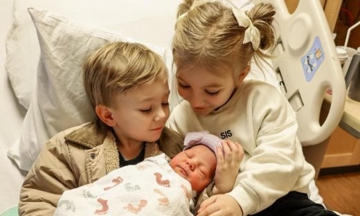 Γνωρίζουν για πρώτη φορά τη νεογέννητη αδερφή τους (vid)