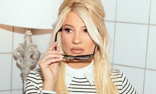 Οι πόζες της Φαίης Σκορδά αλά Brigitte Bardot «έριξαν» το Instagram