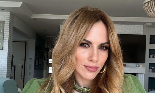 Ντορέττα Παπαδημητρίου: Με τα πιο σκούρα μαλλιά που είχε ποτέ και το μακιγιάζ που ταιριάζει σε όλες