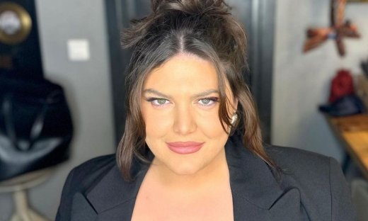 Νέα μέρα, νέα μαλλιά για τη Δανάη Μπάρκα και μια μεγάλη μας απορία λύθηκε