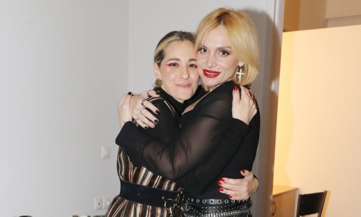 To εκκεντρικό μακιγιάζ της Μποφίλιου, η νέα εικόνα της Ζουγανέλη και οι σφιχτές αγκαλιές τους
