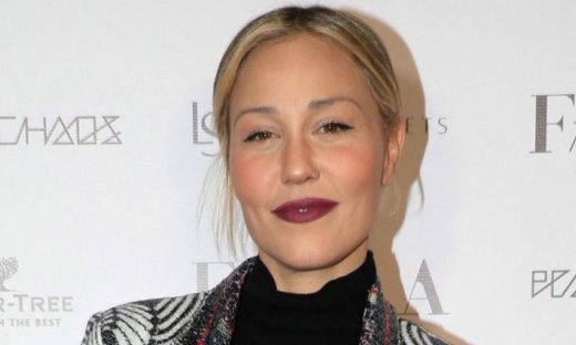 Νέο χρώμα και μήκος: Η Πηνελόπη Αναστασοπούλου με νέο hair look ποζάρει στον «ναό» του σπιτιού της