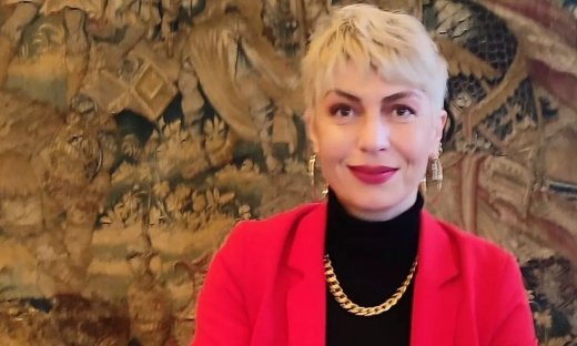 Μαρία Μάρκου-Chase: Με πιο κοντά και πιο ξανθά μαλλιά από ποτέ η γυναικάρα με τα μαύρα έβαλε κόκκινα