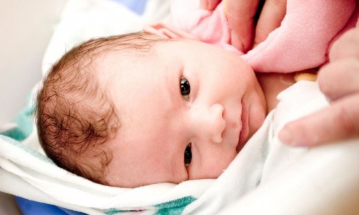 Απλός και μαγικός τοκετός - Ένα μωρό γεννιέται στο νερό  (βίντεο)