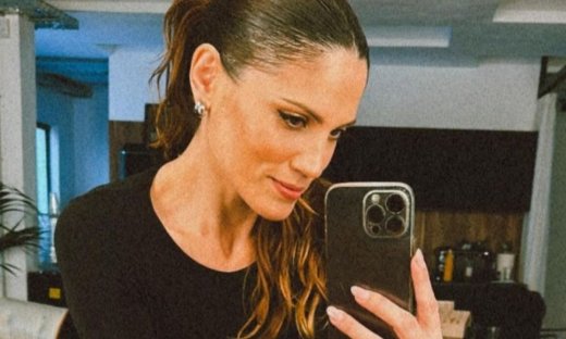 Μαίρη Συνατσάκη: Το glam βραδινό look της με κοστούμι και διάφανο top