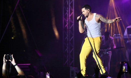 Χρήστος Μάστορας: Έξαλλος με θαμώνα που σταμάτησε το πρόγραμμα επειδή έψαχνε την  κάλτσα του