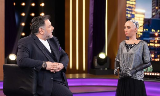 The 2Night Show: O Γρηγόρης Αρναούτογλου κάνει Καθαρά Δευτέρα με τη Sophia the Robot