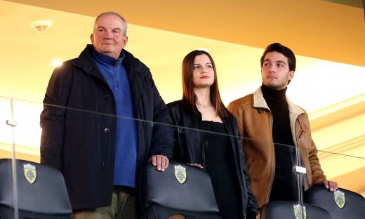 Αλέξανδρος & Αλίκη Καραμανλή: Σπάνια εμφάνιση με τον πατέρα τους στο γήπεδο