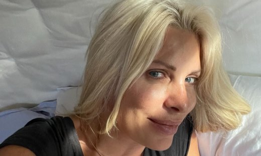 Ελένη Μενεγάκη: Ποζάρει χωρίς ίχνος μακιγιάζ & διδάσκει ποια είναι η σημασία του self-love