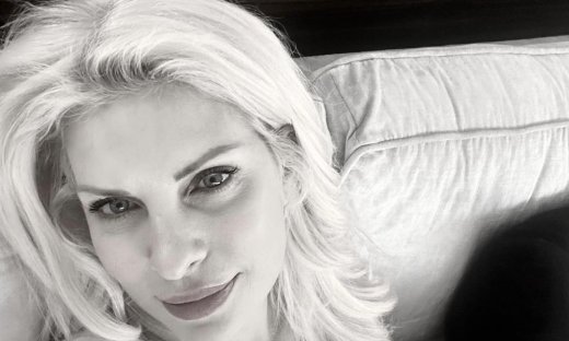 Ελένη Μενεγάκη: Χαλαρώνει «χωρίς χρώμα» στον καναπέ του σπιτιού της