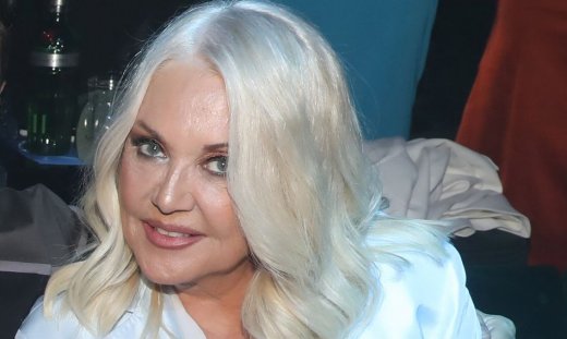 Κορομηλά: Η σπάνια βραδινή εμφάνιση, το σατινέ look που συζητήθηκε & οι αγκαλιές με τον Ιακωβίδη